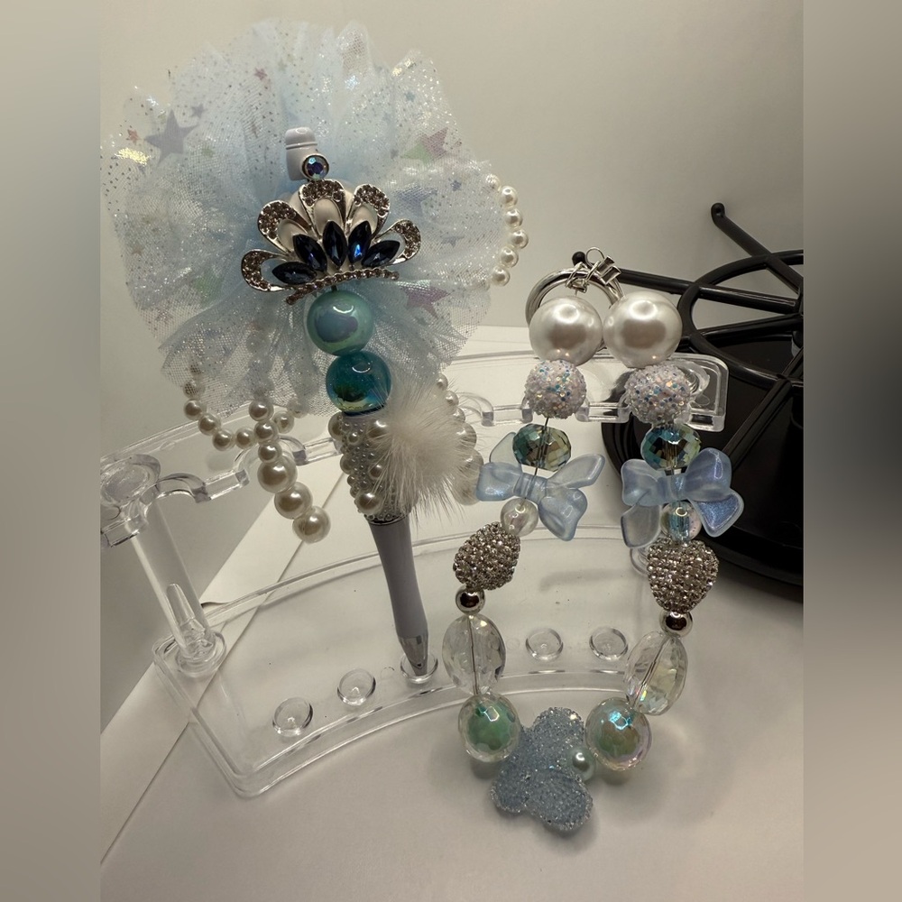 Beautiful Blue and White Handbag Charm & Pen Set